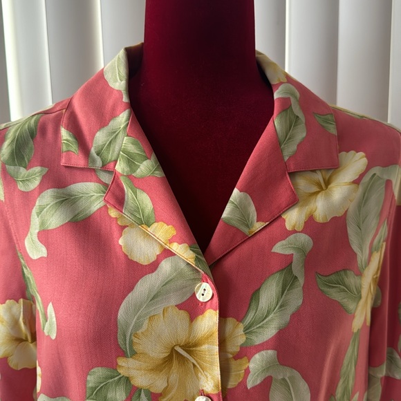 Tommy Bahama silk coral Hawaiian floral button down Medium … no flaws - Picture 4 of 7